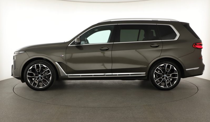 BMW X7, 2023 pieno