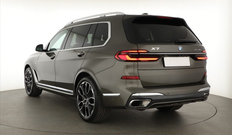 BMW X7, 2023 pieno