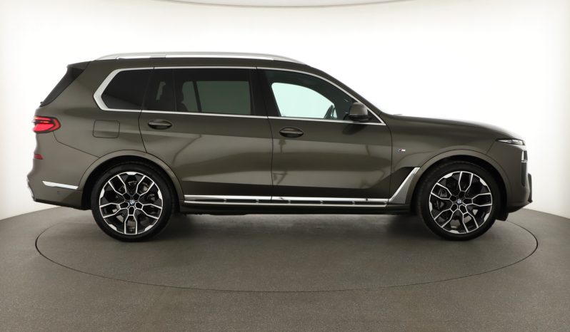 BMW X7, 2023 pieno